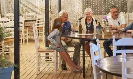Famille au restaurant du camping de Oase